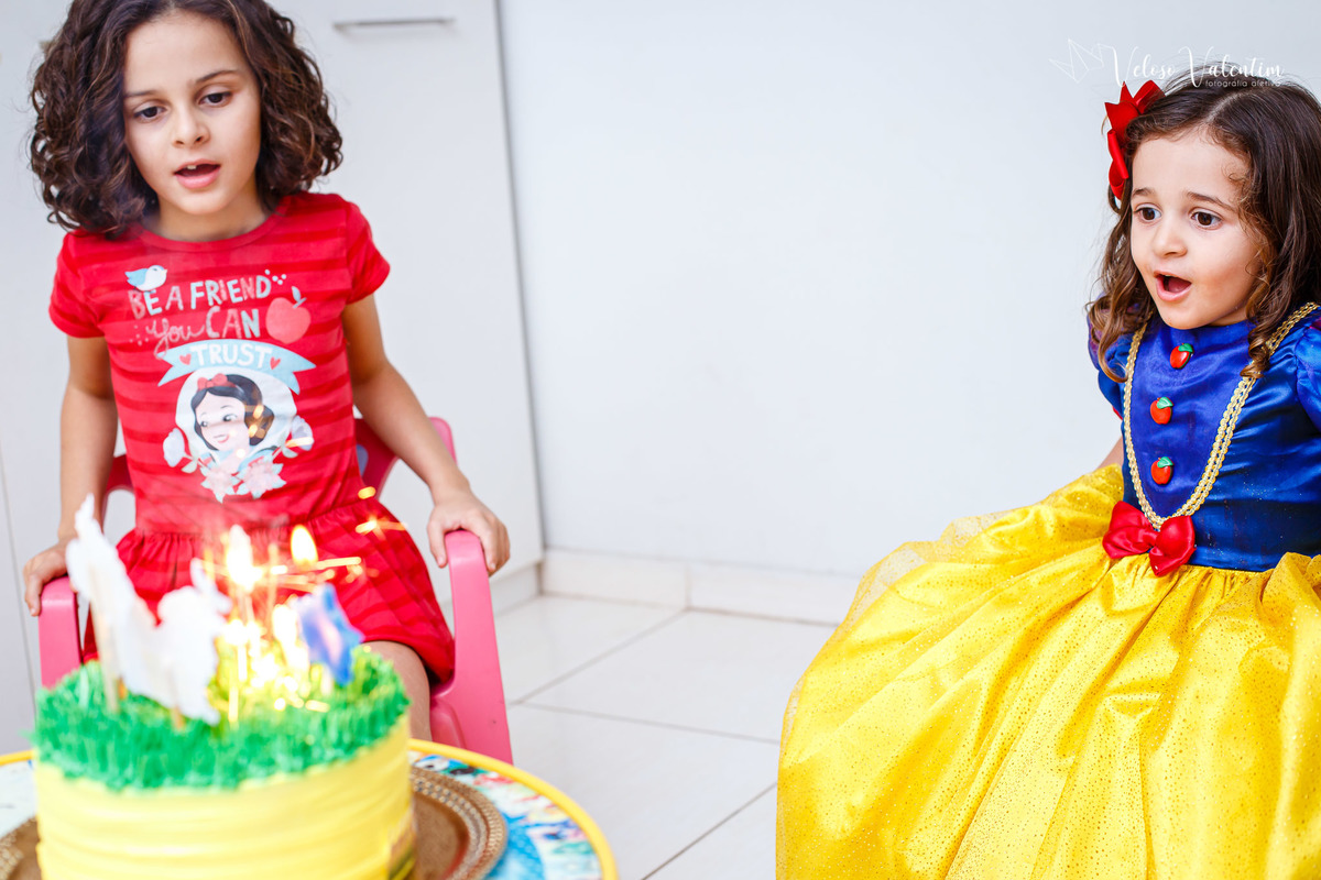festa no rack festa caseira festa em casa decoração feita em casa handmade tema branca de neve aniversário quarentena pandemia pocket party 4 anos fotografia de festa fotografia de aniversário veloso valentim brasília DF bonecos de feltro personagens

