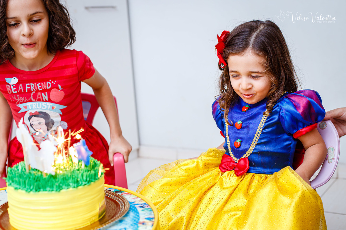 festa no rack festa caseira festa em casa decoração feita em casa handmade tema branca de neve aniversário quarentena pandemia pocket party 4 anos fotografia de festa fotografia de aniversário veloso valentim brasília DF bonecos de feltro personagens
