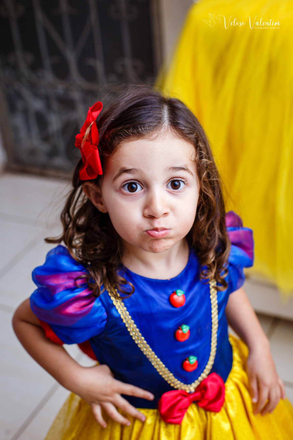 festa no rack festa caseira festa em casa decoração feita em casa handmade tema branca de neve aniversário quarentena pandemia pocket party 4 anos fotografia de festa fotografia de aniversário veloso valentim brasília DF bonecos de feltro personagens
