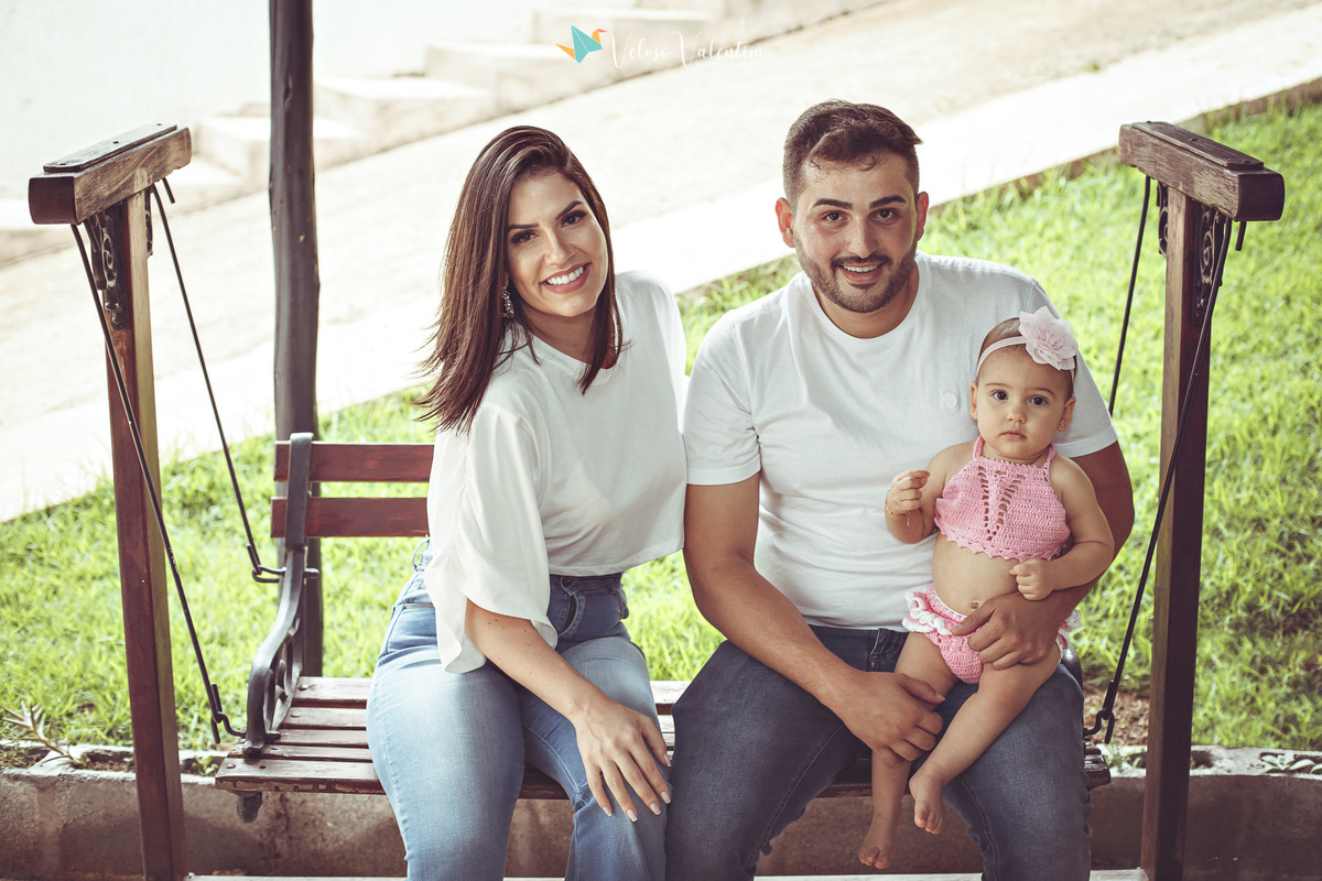 ensaio smash the cake, 1 aninho, primeiro ano, ensaio infantil, ensaio bebê, Brasília DF, book infantil, foto de família, ensaio com bolo, ensaio menina, ensaio rosa, fotógrafo de brasília, parabéns para você, feliz aniversário, família com pai, mãe bebê