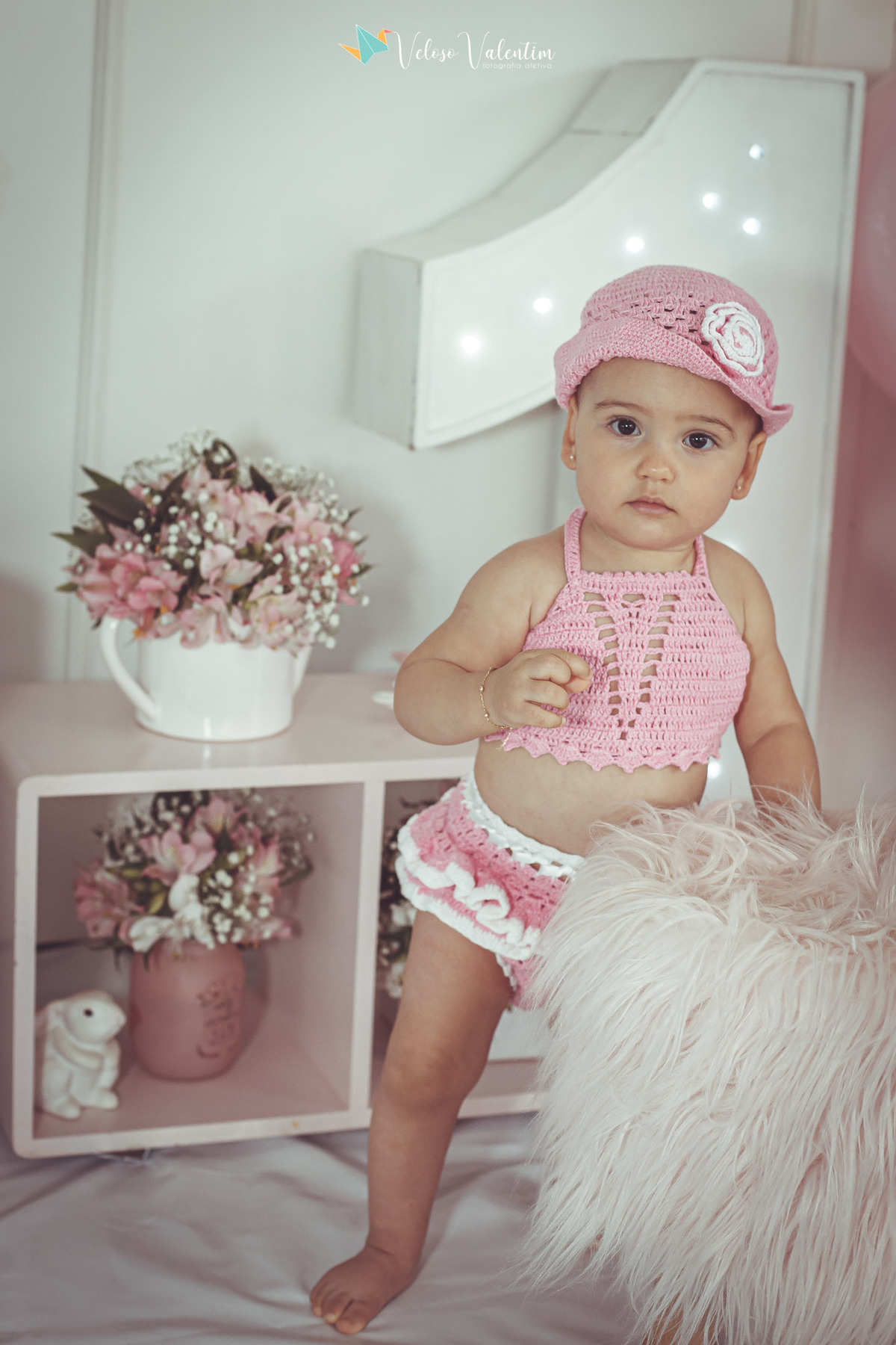 ensaio smash the cake, 1 aninho, primeiro ano, ensaio infantil, ensaio bebê, Brasília DF, book infantil, foto de família, ensaio com bolo, ensaio menina, ensaio rosa, fotógrafo de brasília, parabéns para você, feliz aniversário, bebê em pé