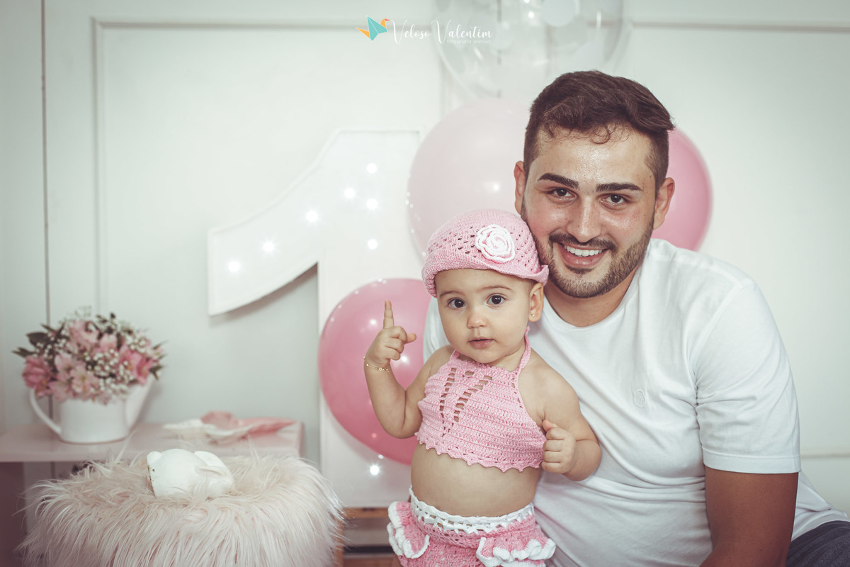 ensaio smash the cake, 1 aninho, primeiro ano, ensaio infantil, ensaio bebê, Brasília DF, book infantil, foto de família, ensaio com bolo, ensaio menina, ensaio rosa, fotógrafo de brasília, parabéns para você, feliz aniversário, pai e filha