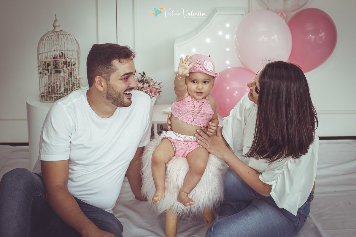ensaio smash the cake, 1 aninho, primeiro ano, ensaio infantil, ensaio bebê, Brasília DF, book infantil, foto de família, ensaio com bolo, ensaio menina, ensaio rosa, fotógrafo de brasília, parabéns para você, feliz aniversário, balões, cenário