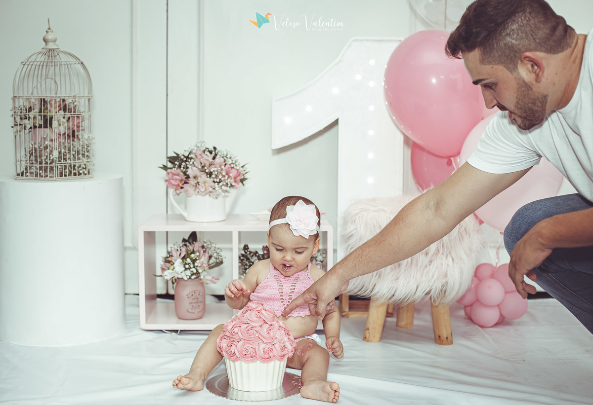 ensaio smash the cake, 1 aninho, primeiro ano, ensaio infantil, ensaio bebê, Brasília DF, book infantil, foto de família, ensaio com bolo, ensaio menina, ensaio rosa, fotógrafo de brasília, parabéns para você, feliz aniversário