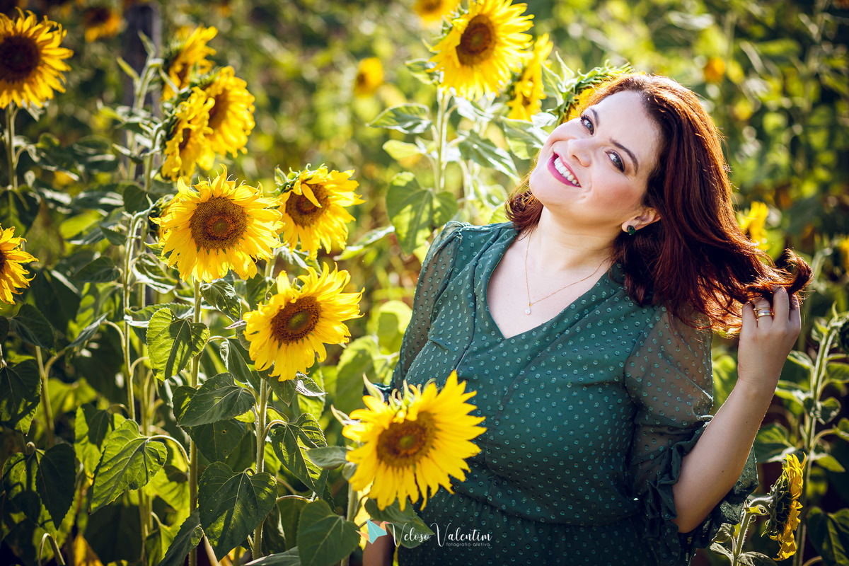 ensaio família, ensaio ao ar livre, campo de girassóis, girassol, plantação, book família, ensaio feminino, ensaio casal, fotógrafo de Brasília, mães de Brasília, upis campos II, retrato feminino, Veloso Valentim fotografia, Brasília DF, flores amarelas