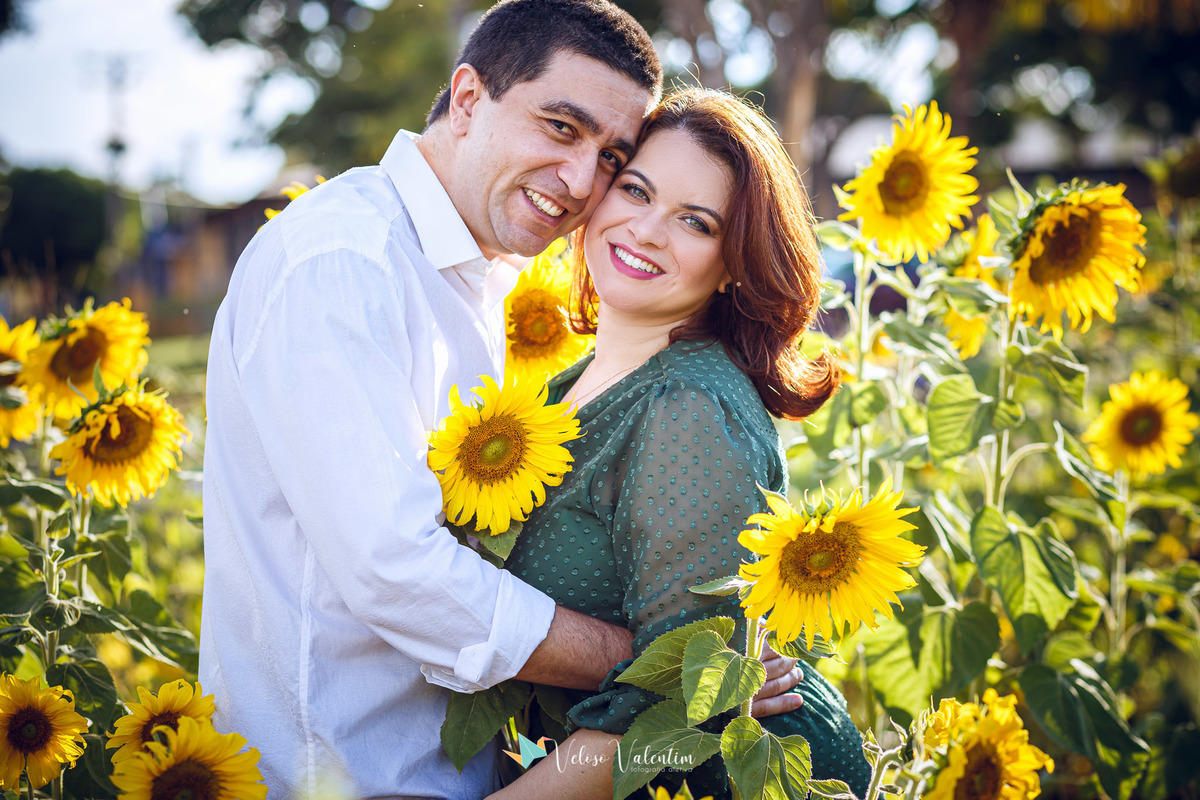 ensaio família, ensaio ao ar livre, campo de girassóis, girassol, plantação, book família, ensaio feminino, ensaio casal, fotógrafo de Brasília, mães de Brasília, upis campos II, retrato feminino, Veloso Valentim fotografia, Brasília DF, dia dos namorados