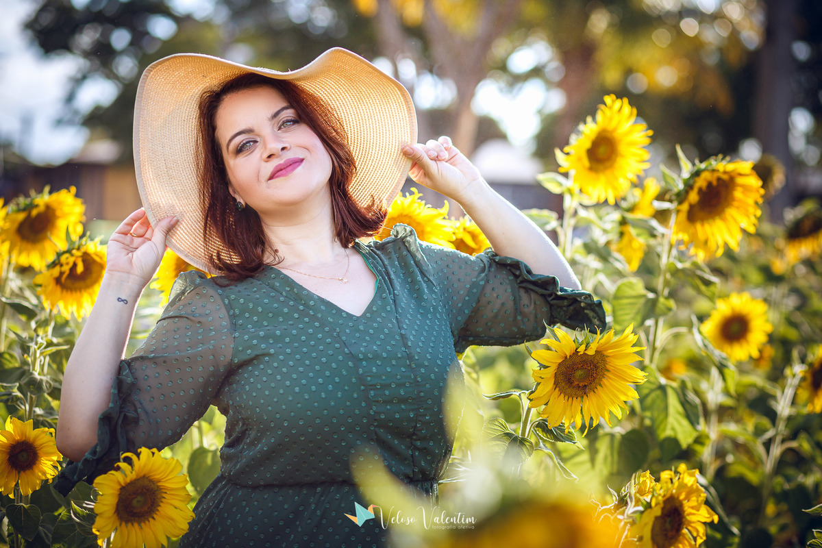 ensaio família, ensaio ao ar livre, campo de girassóis, girassol, plantação, book família, ensaio feminino, ensaio casal, fotógrafo de Brasília, mães de Brasília, upis campos II, retrato feminino, Veloso Valentim fotografia, Brasília DF, mulher chapéu