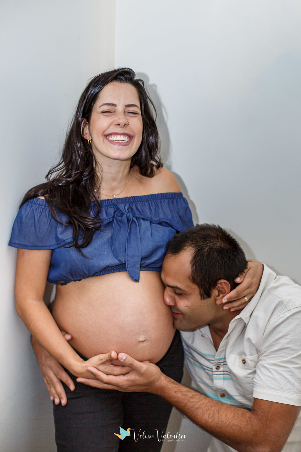 ensaio gestante Brasília DF em casa irmão mais velho book gestante fotógrafo gravidez maternidade doce espera fotos grávida  pai beijando a barriga