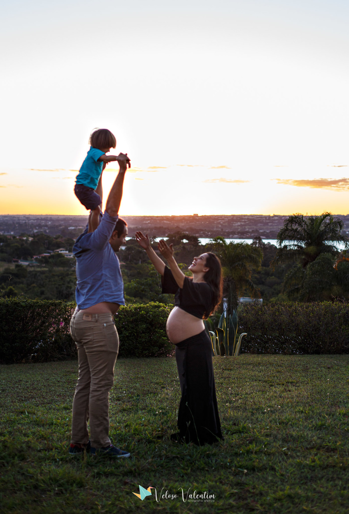 ensaio gestante Brasília DF em casa irmão mais velho book gestante fotógrafo gravidez maternidade doce espera fotos grávida  por do sol ao ar livre irmão mais velho