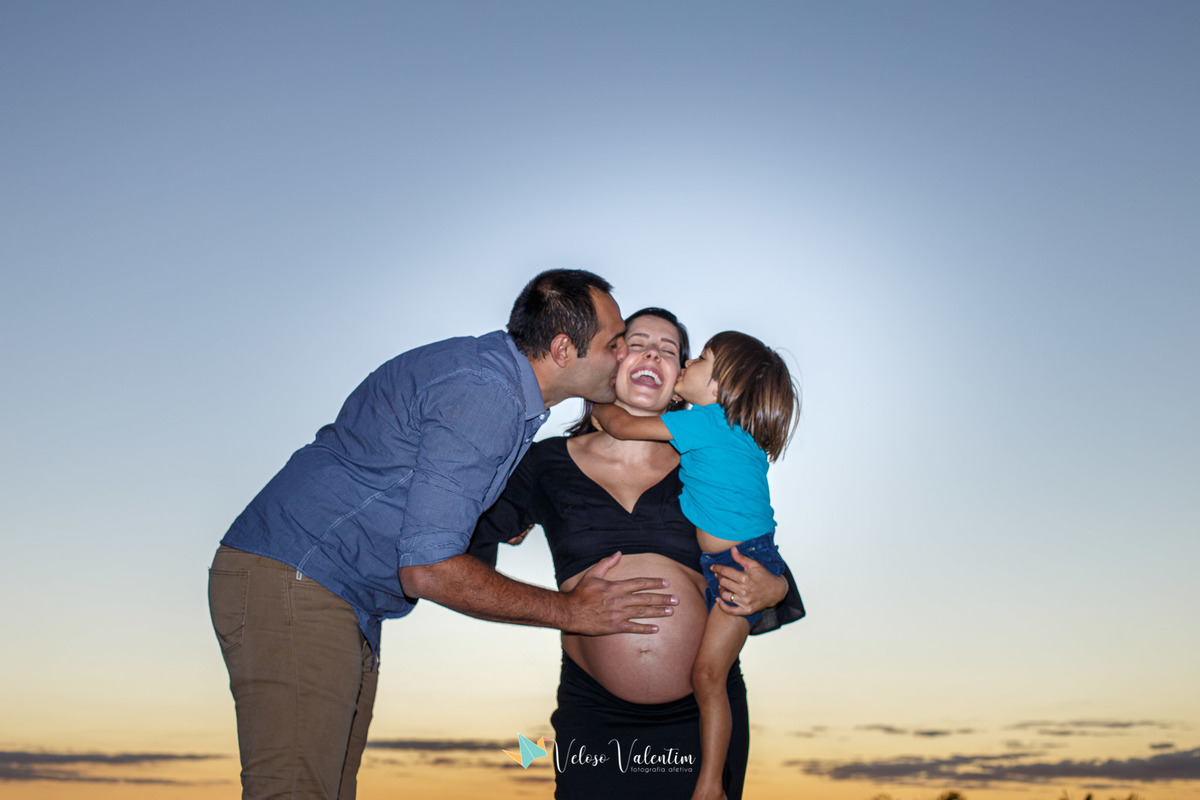 ensaio gestante Brasília DF em casa irmão mais velho book gestante fotógrafo gravidez maternidade doce espera fotos grávida  por do sol ao ar livre irmão mais velho