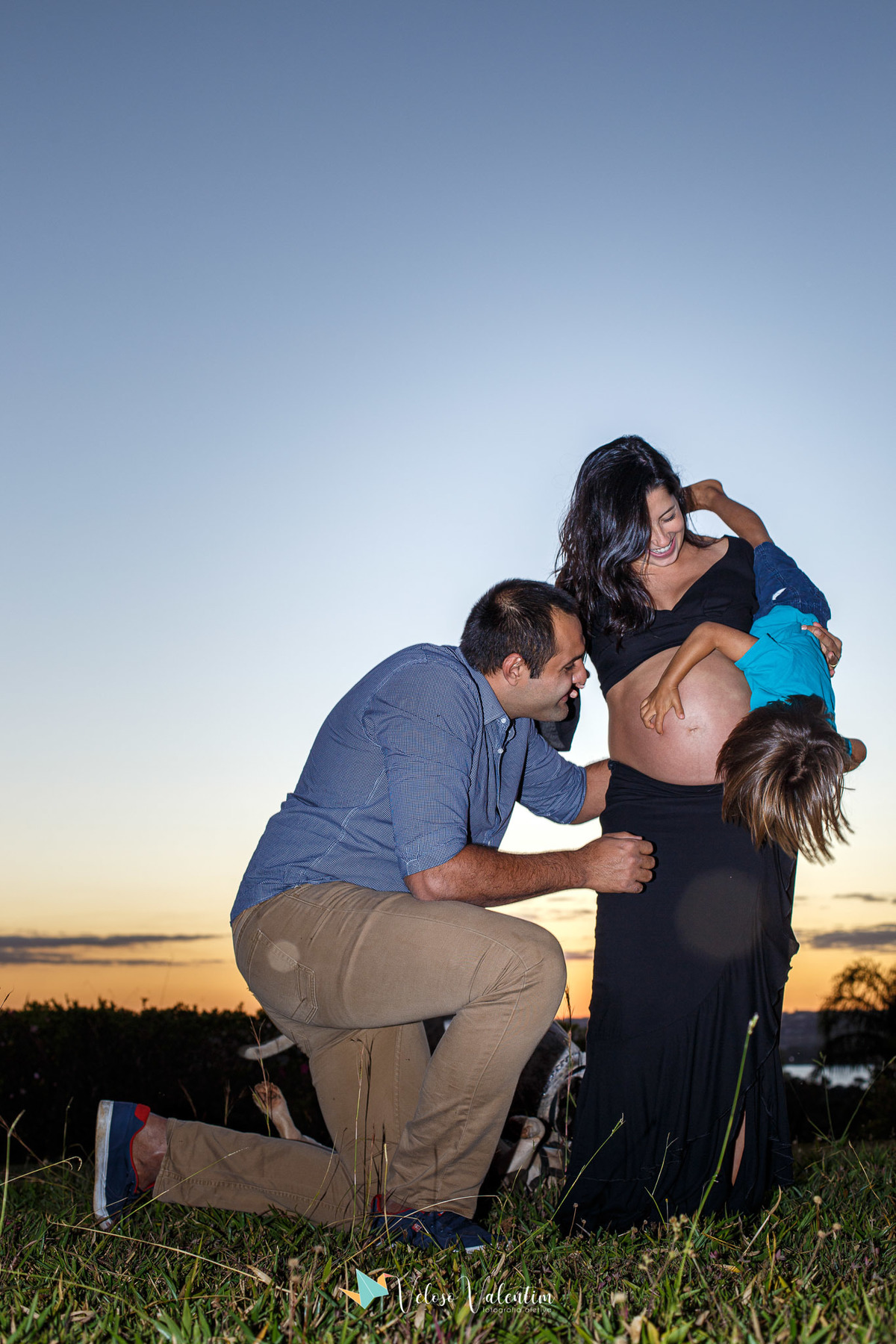 ensaio gestante Brasília DF em casa irmão mais velho book gestante fotógrafo gravidez maternidade doce espera fotos grávida  por do sol ao ar livre irmão mais velho