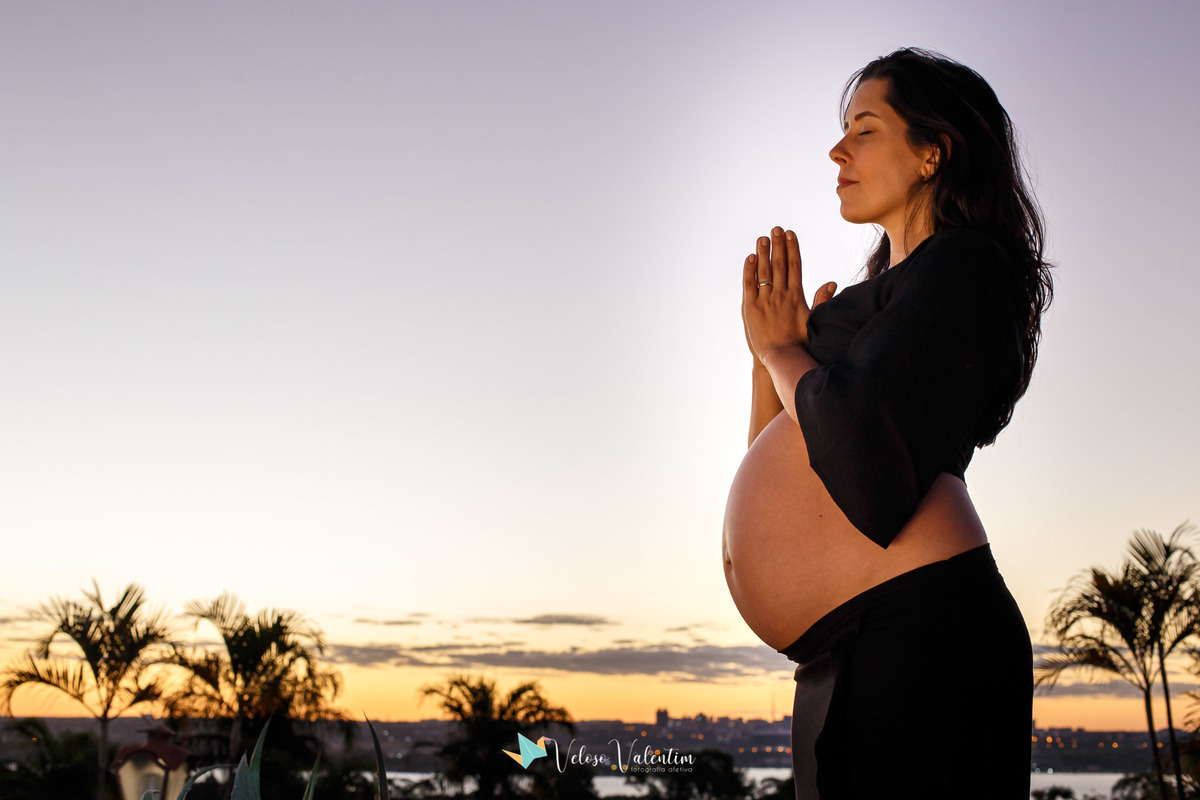 ensaio gestante Brasília DF em casa irmão mais velho book gestante fotógrafo gravidez maternidade doce espera fotos grávida  por do sol ao ar livre irmão mais velho
