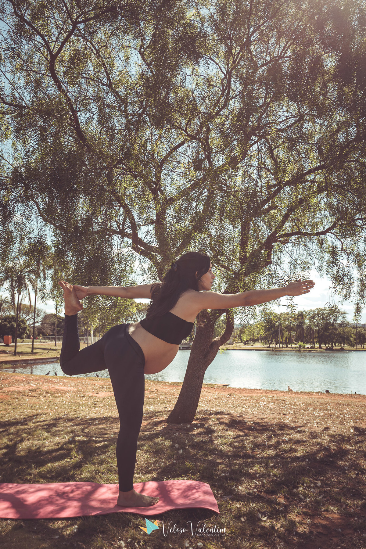 ensaio gestante Brasília DF em casa irmão mais velho book gestante fotógrafo gravidez maternidade doce espera fotos grávida  por do sol ao ar livre irmão mais velho ioga