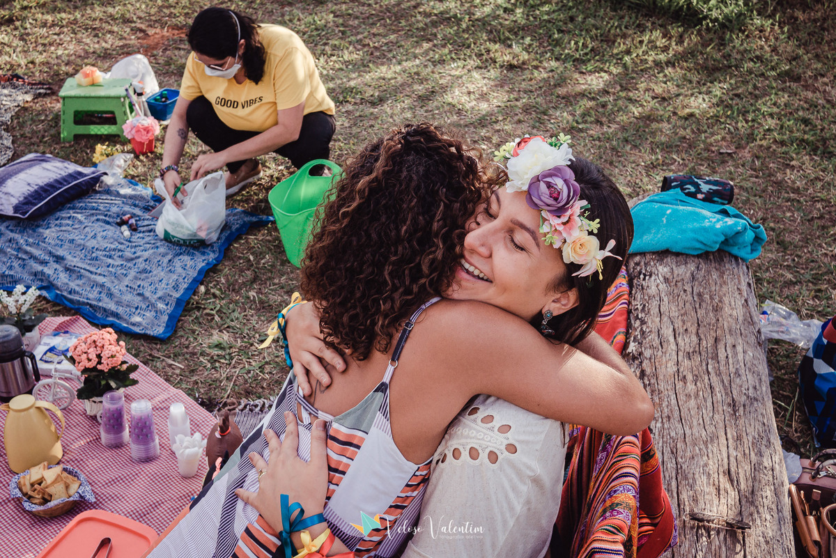 duas amigas se abraçam