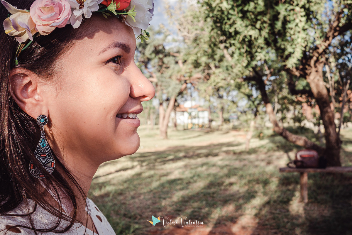 perfil de mulher sorrindo com coroa de flores