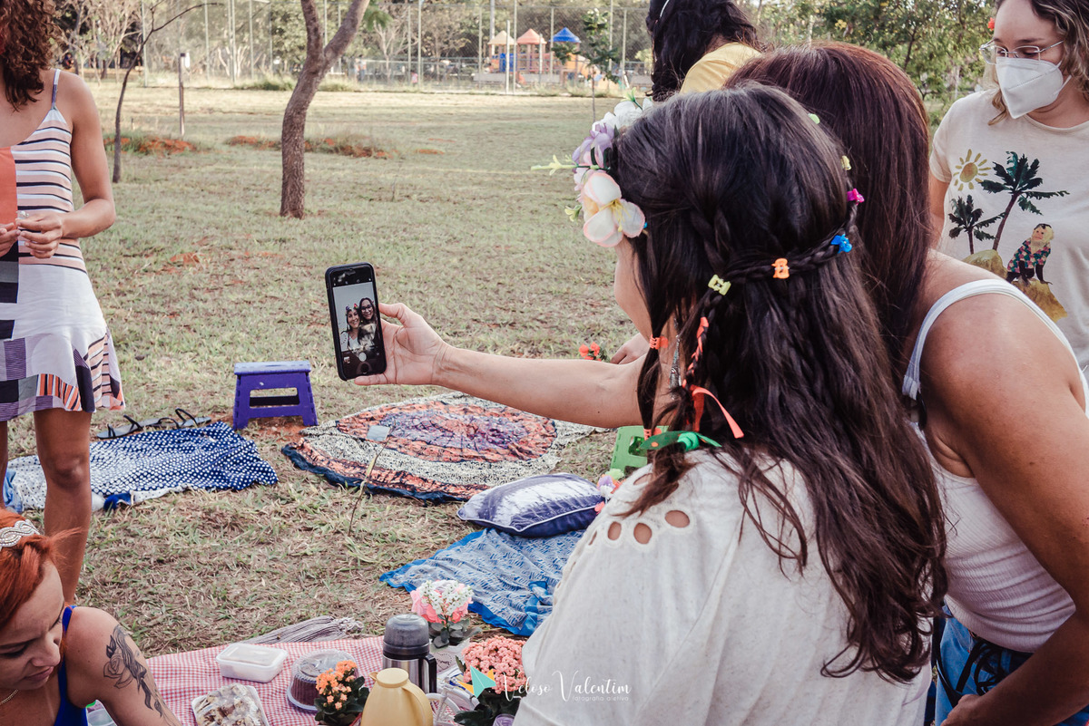 mulheres tirando self com o celular