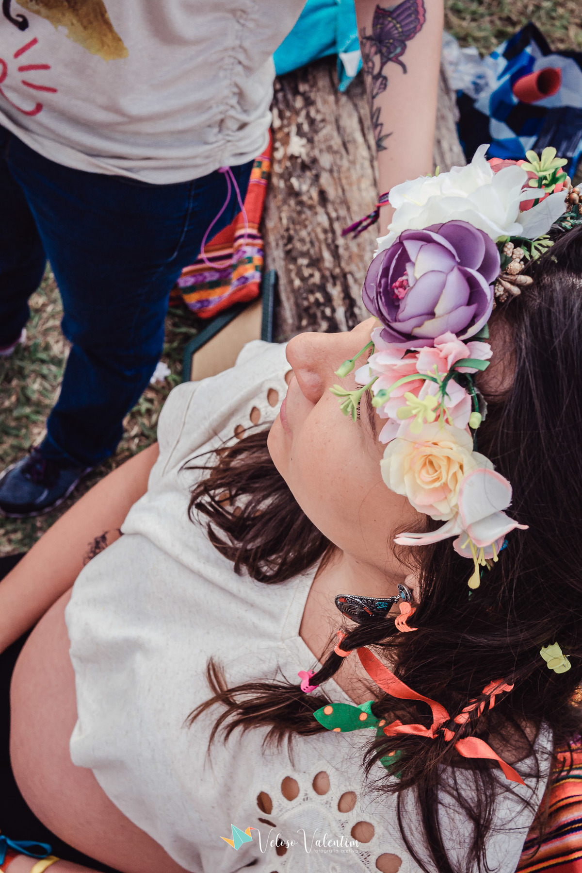 mulher de perfil com coroa de flores