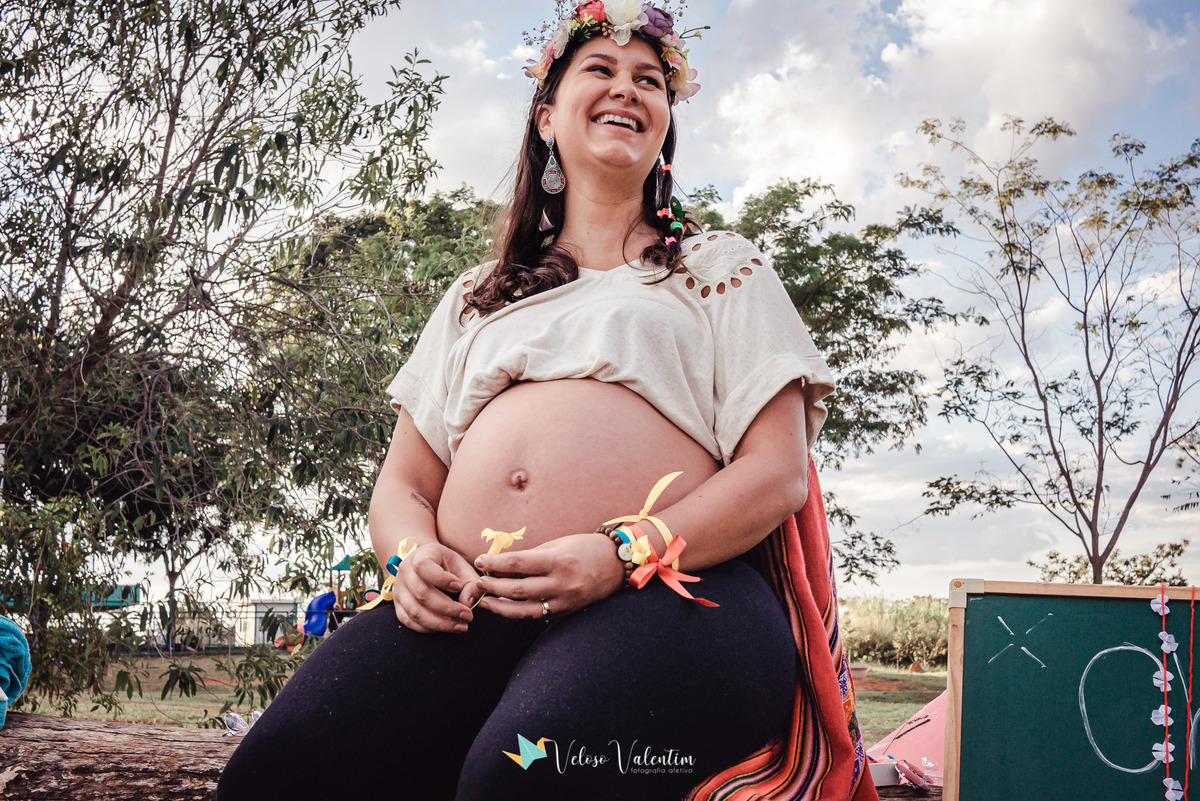 grávida sentada no parque