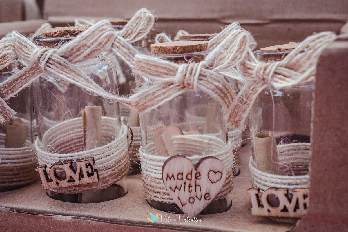 lembrancinha do chá de bençãos vidros com rolha e bilhetinho com plaquinhas de madeira escrito made with love