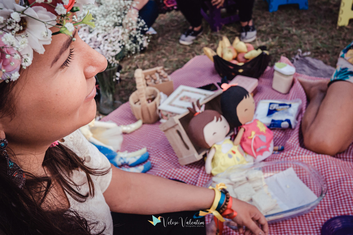 picnic no parque do Guará com duas bonecas de pano sobre a toalha