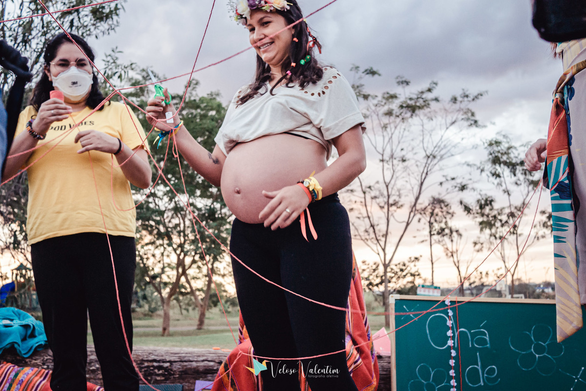 mulher grávida de barriga de fora