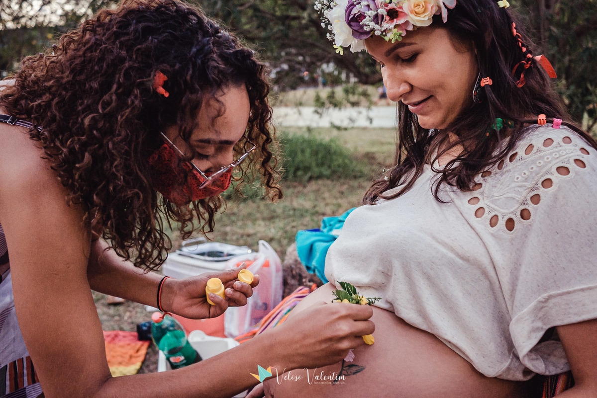 mulher pinta barriga de grávida