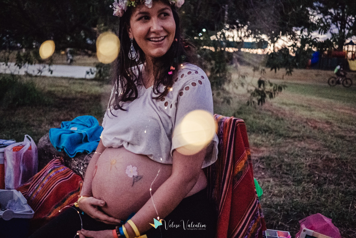 mulher grávida sentada no parque