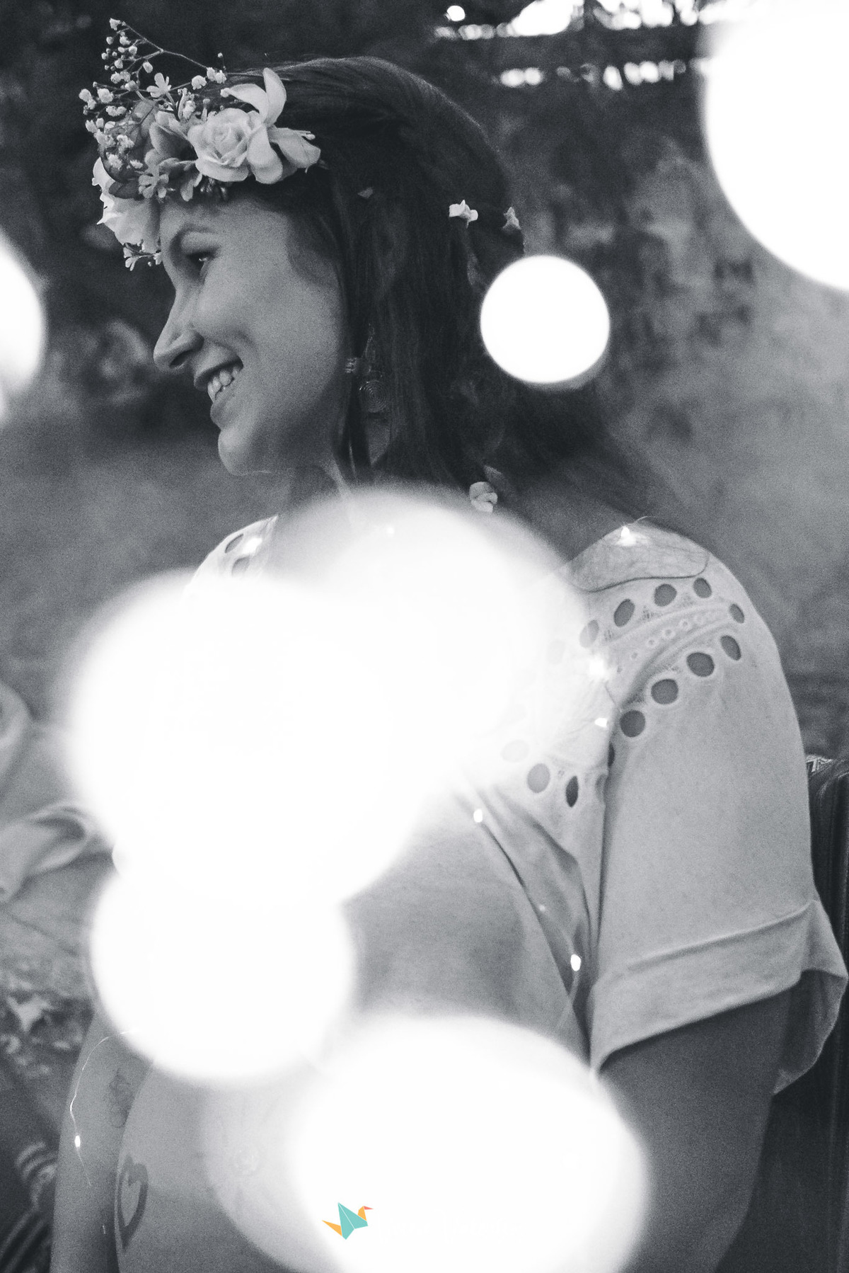 foto em preto e branco com bokeh de luzes com gestante sentada