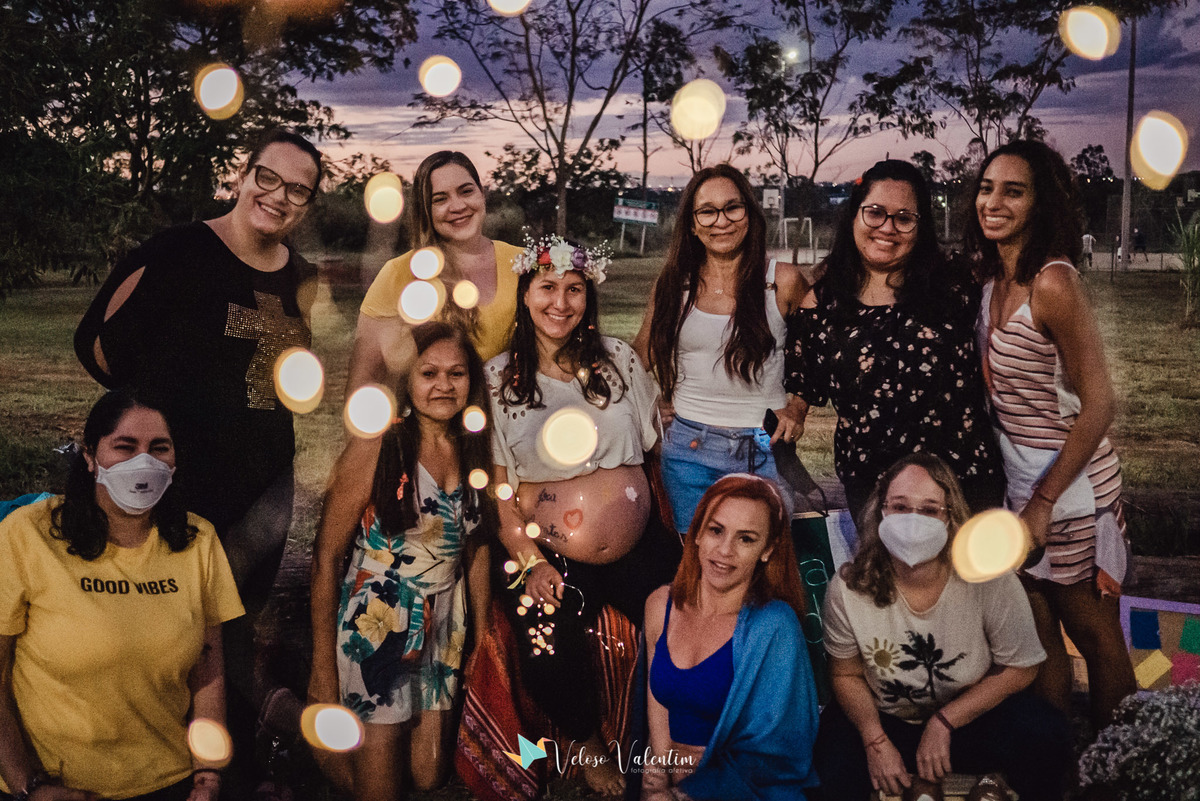 foto com mulheres amigas posando com bokeh de luzes