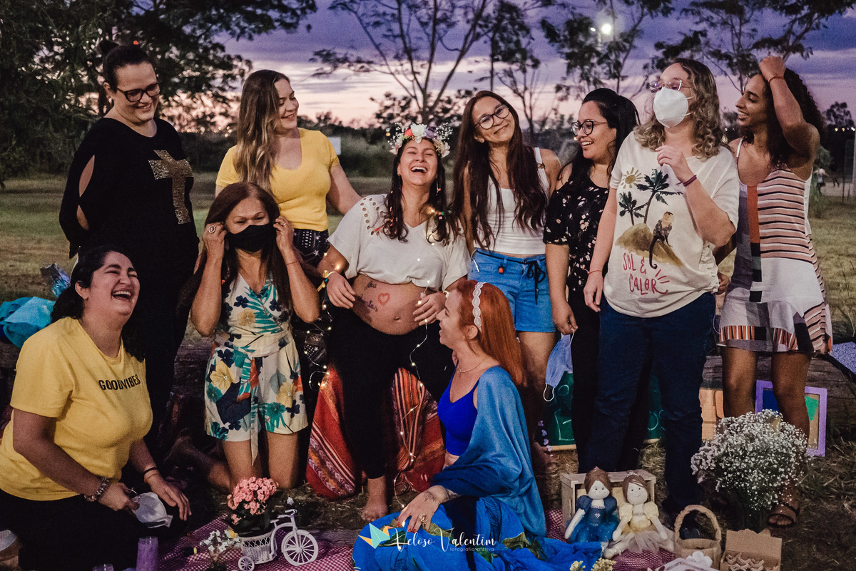 mulheres rindo em evento no parque