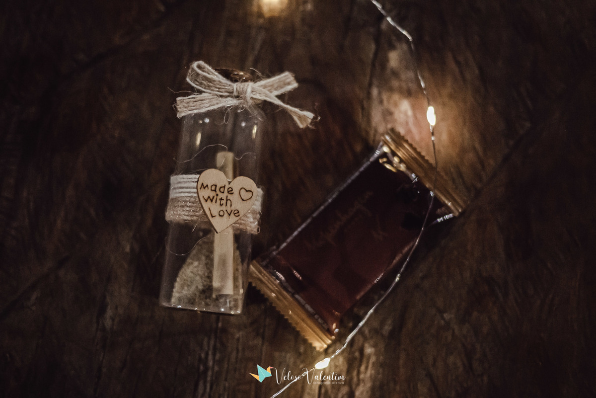 garrafinha de vidro e chocolate de lembrancinha da festa