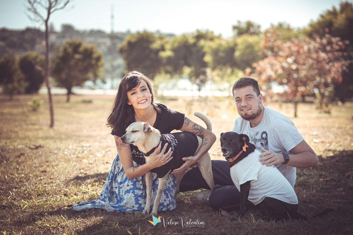 casal abraçando cachorros