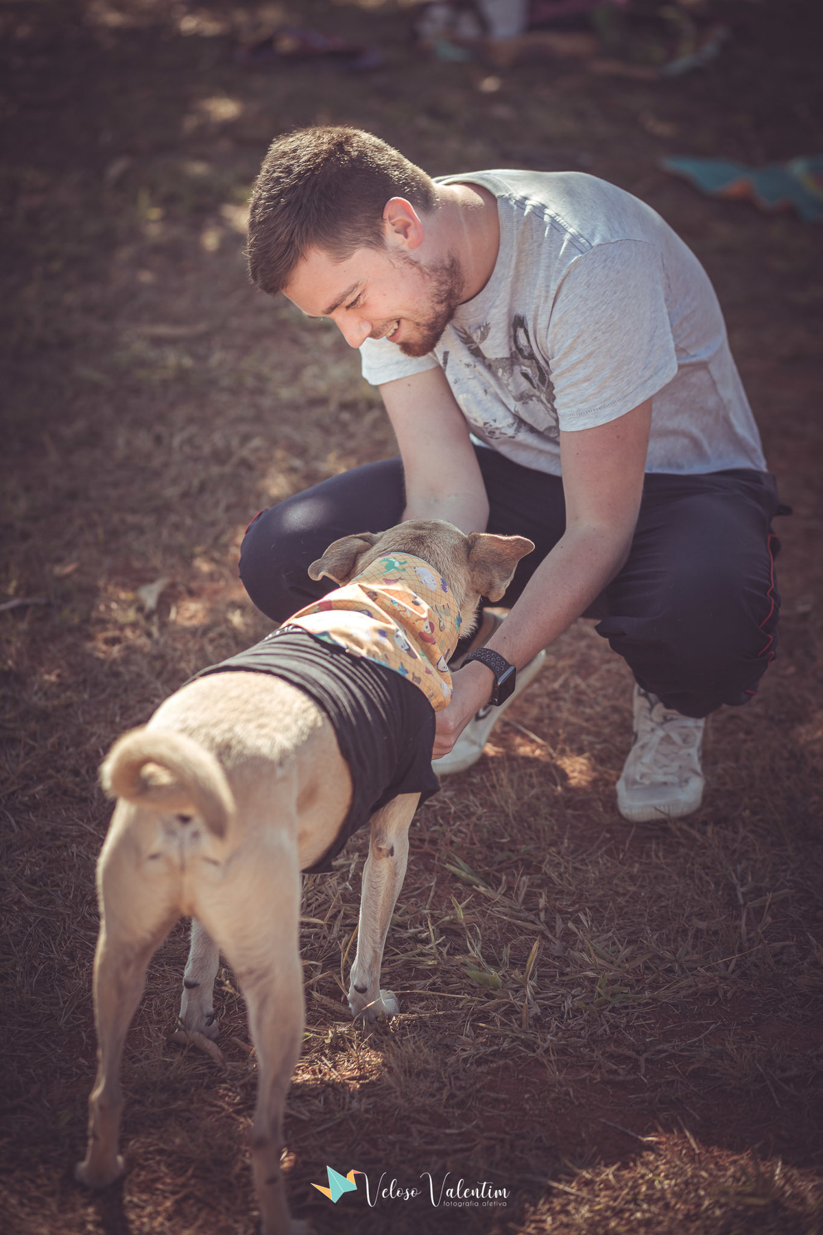 homem fazendo carinho no cachorro