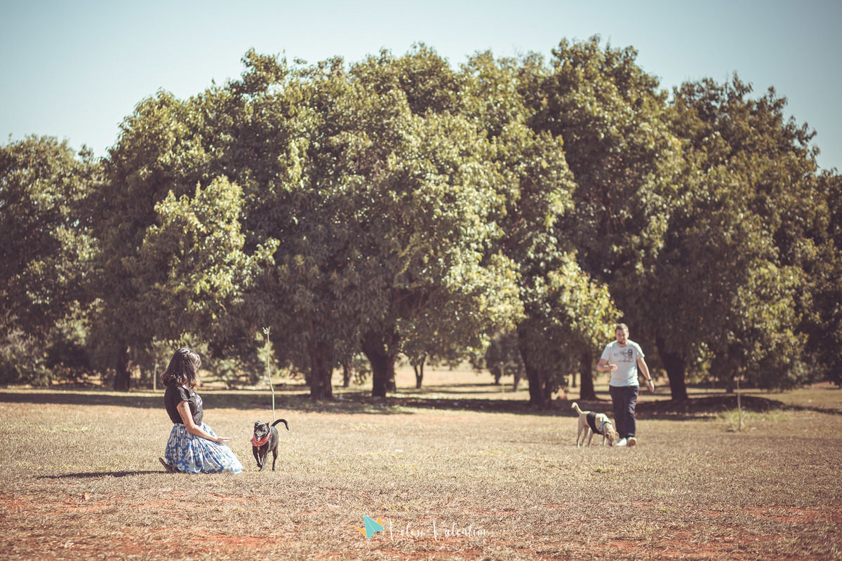 mulher sentada e homem correndo com cachorro