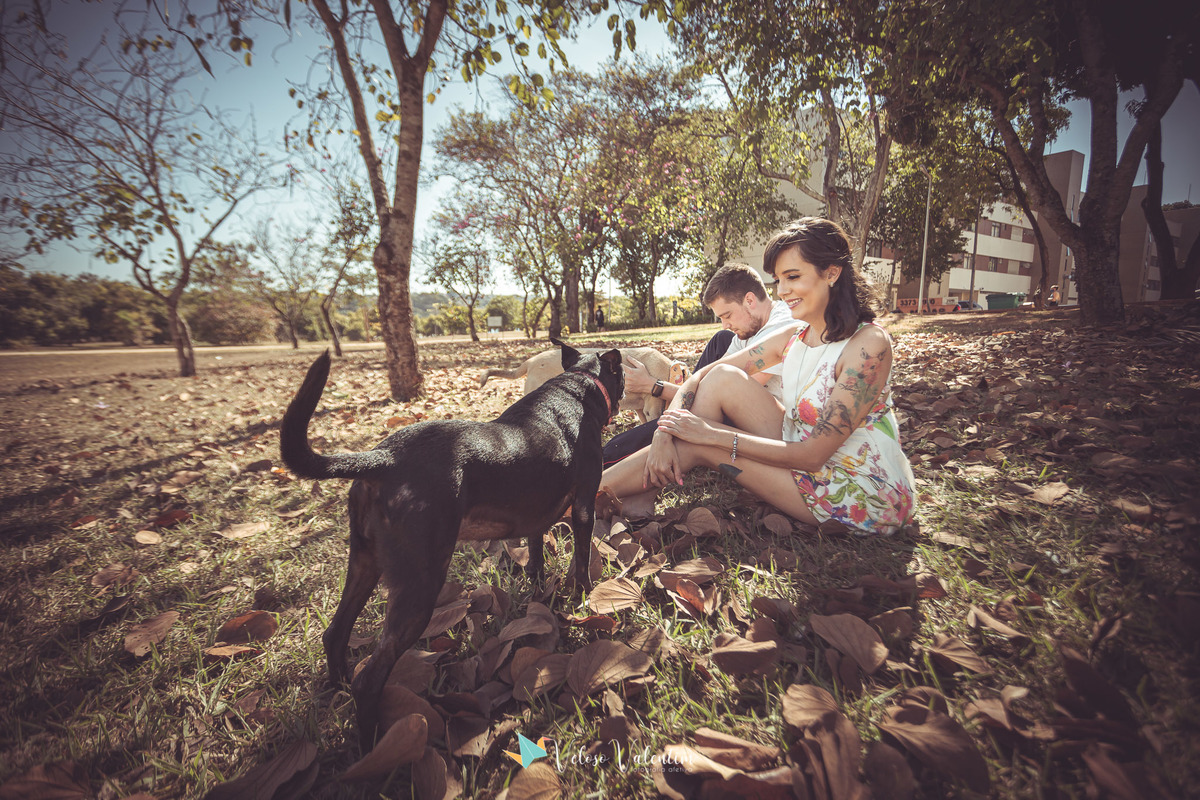 casal com cachorro preto