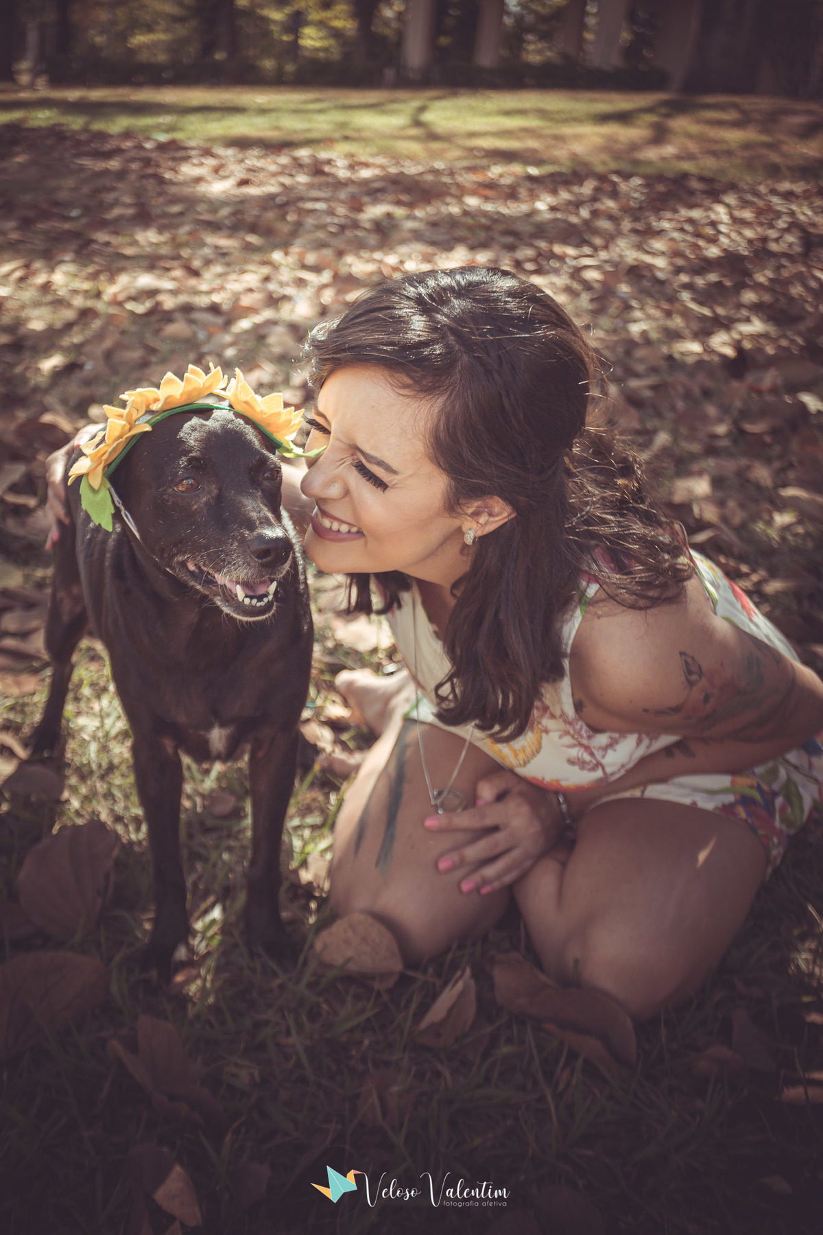 mulher sorrindo com cachorro preto