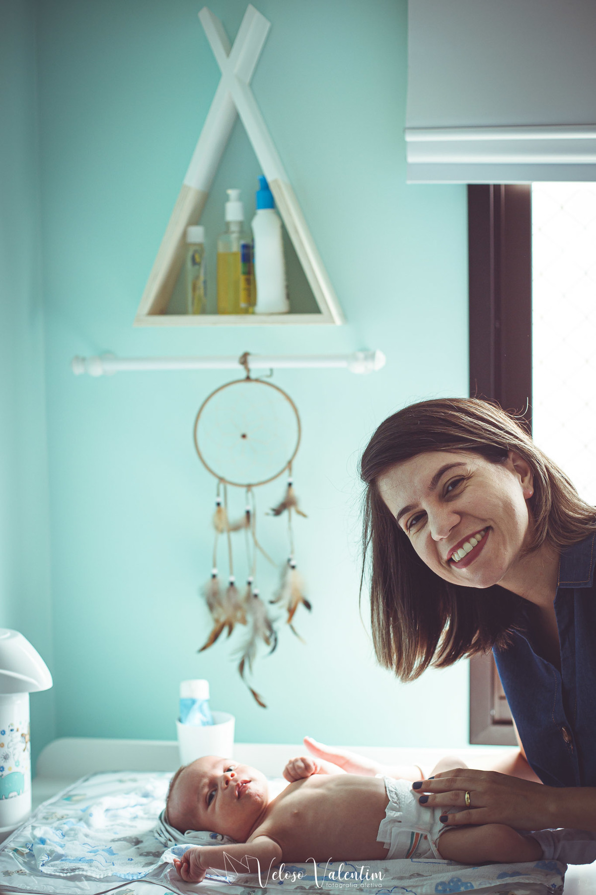 mãe trocando fralda do bebê