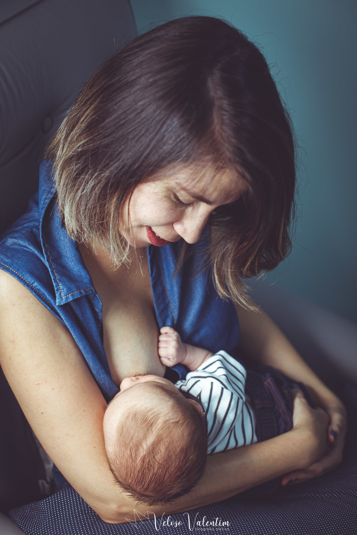 mulher amamentando o bebê