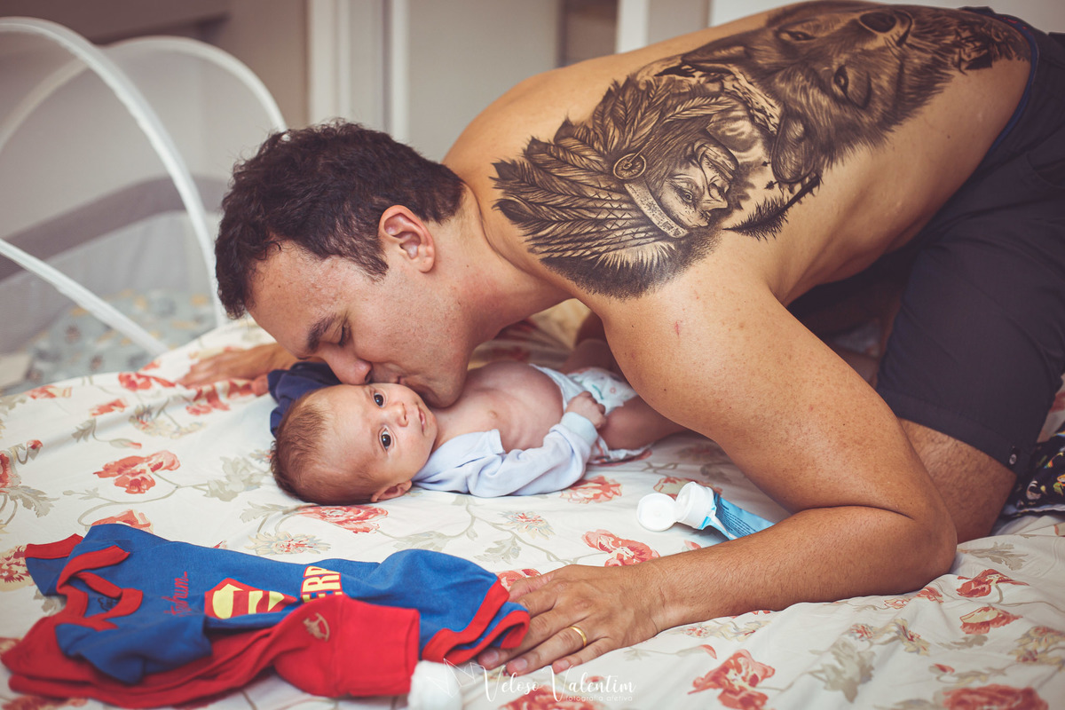 Pai beijando o filho