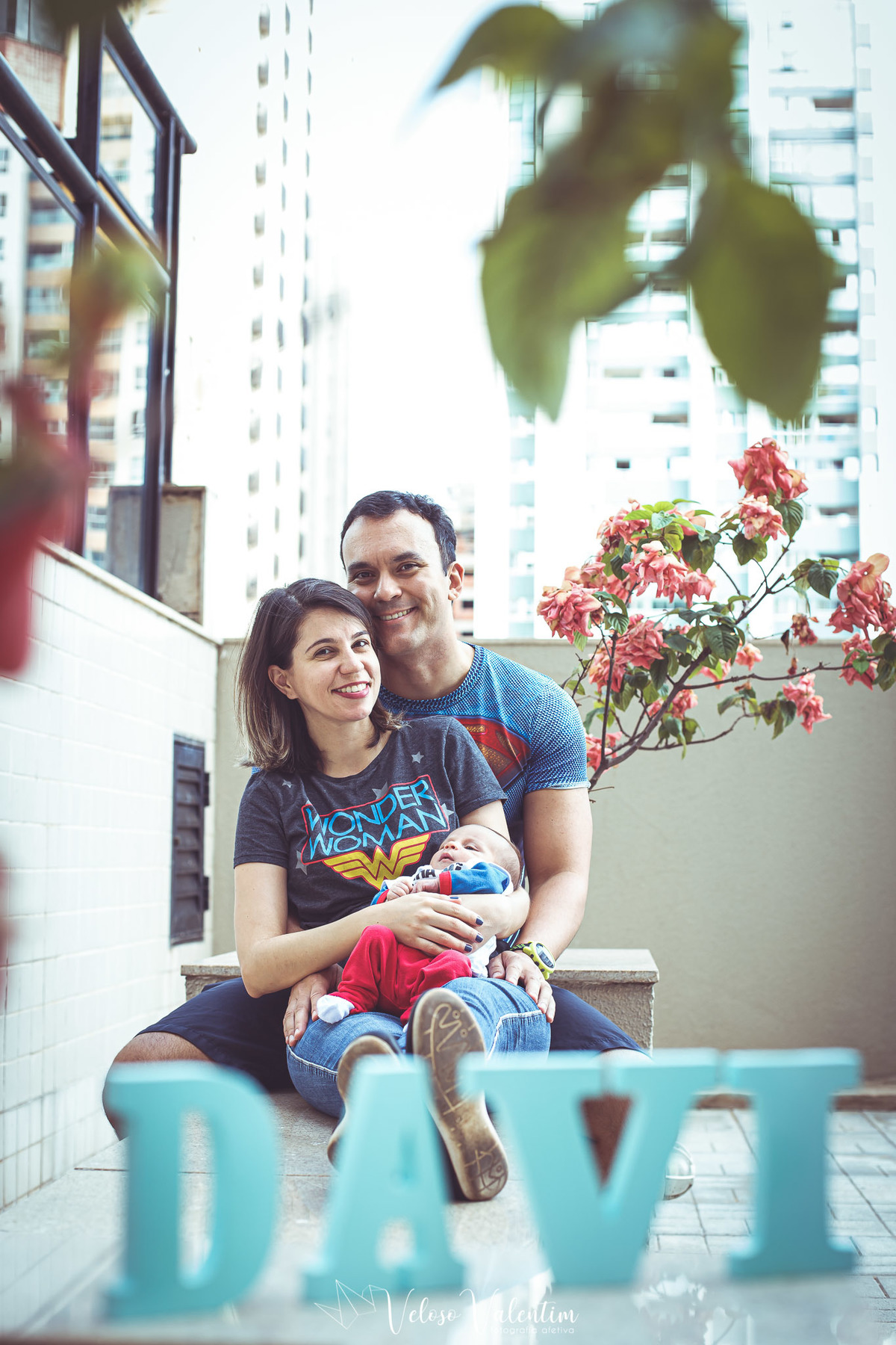 homem abraça mulher segurando bebê no colo