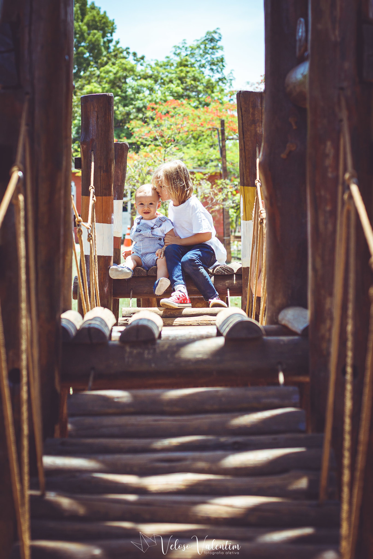 irmãos na parquinhos de madeira