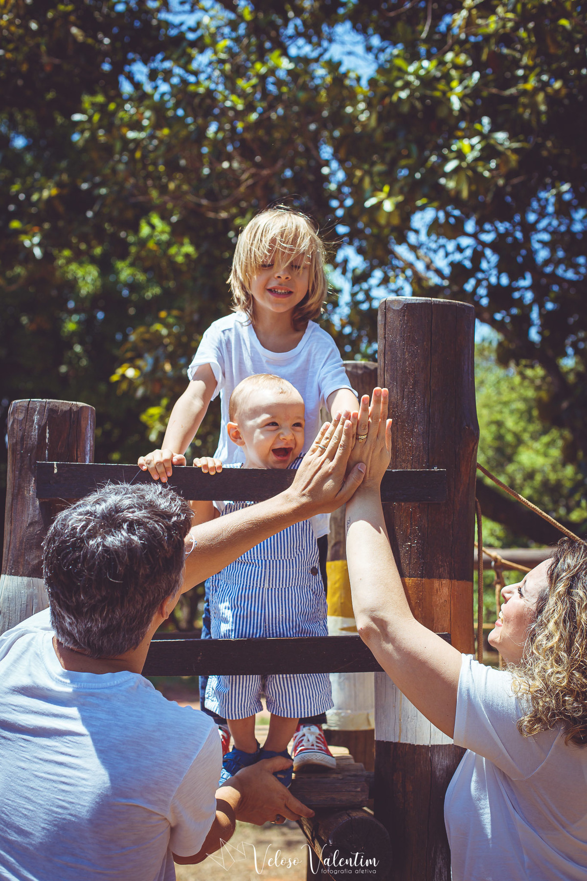 família no parquinho de madeira
