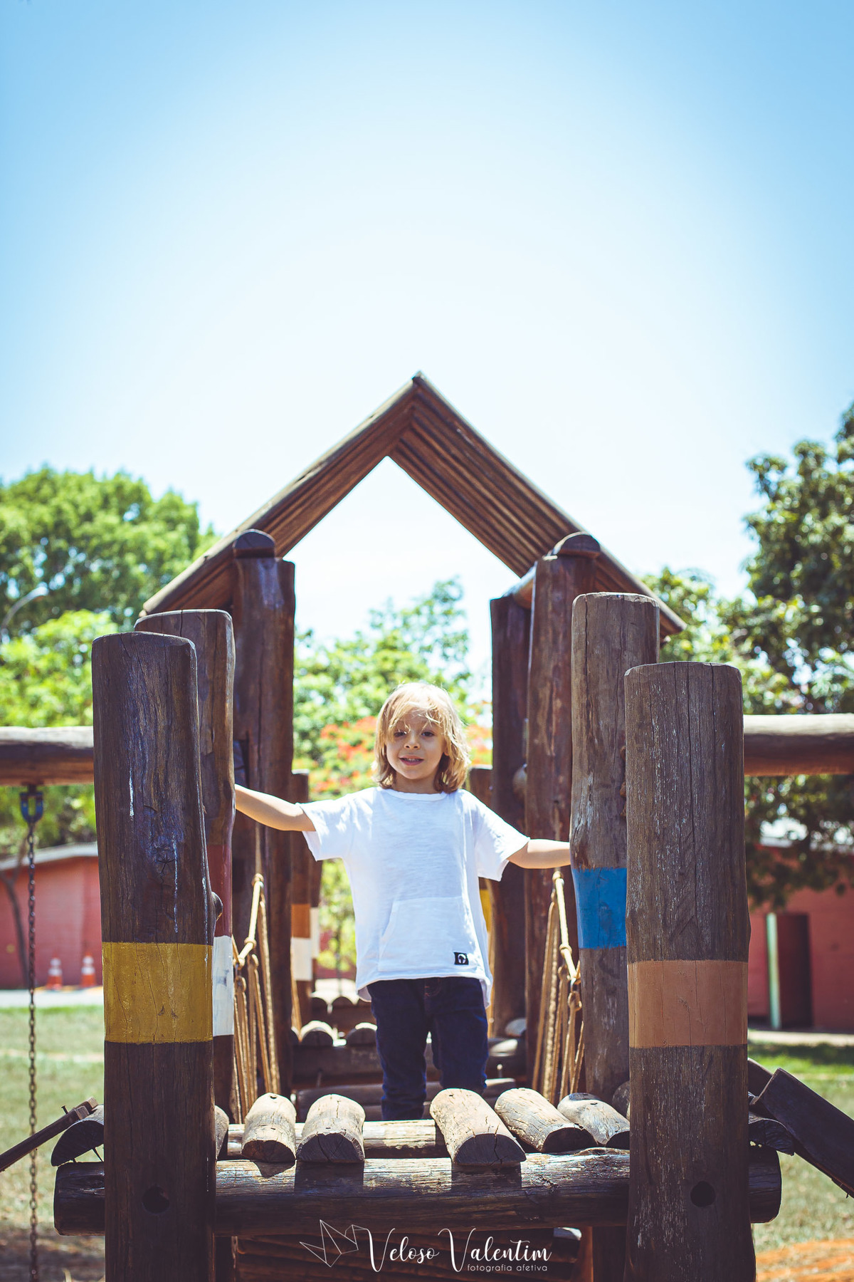 menino no brinquedo de madeira