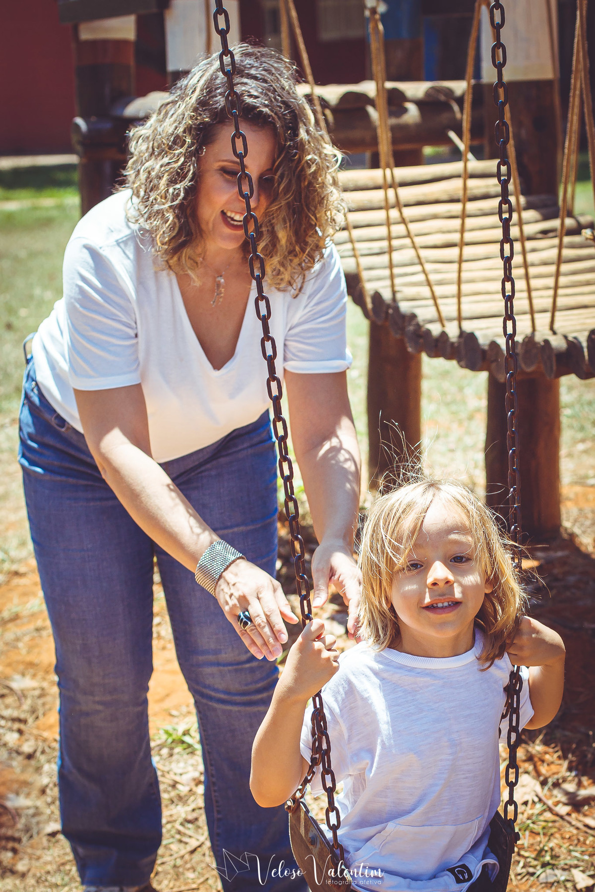 mãe balançando o filho