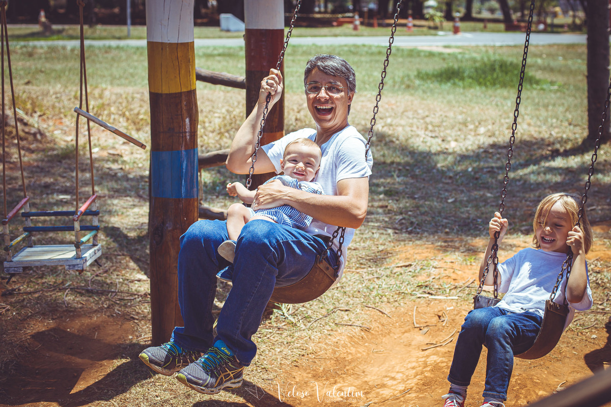 pai no balanço com os filhos