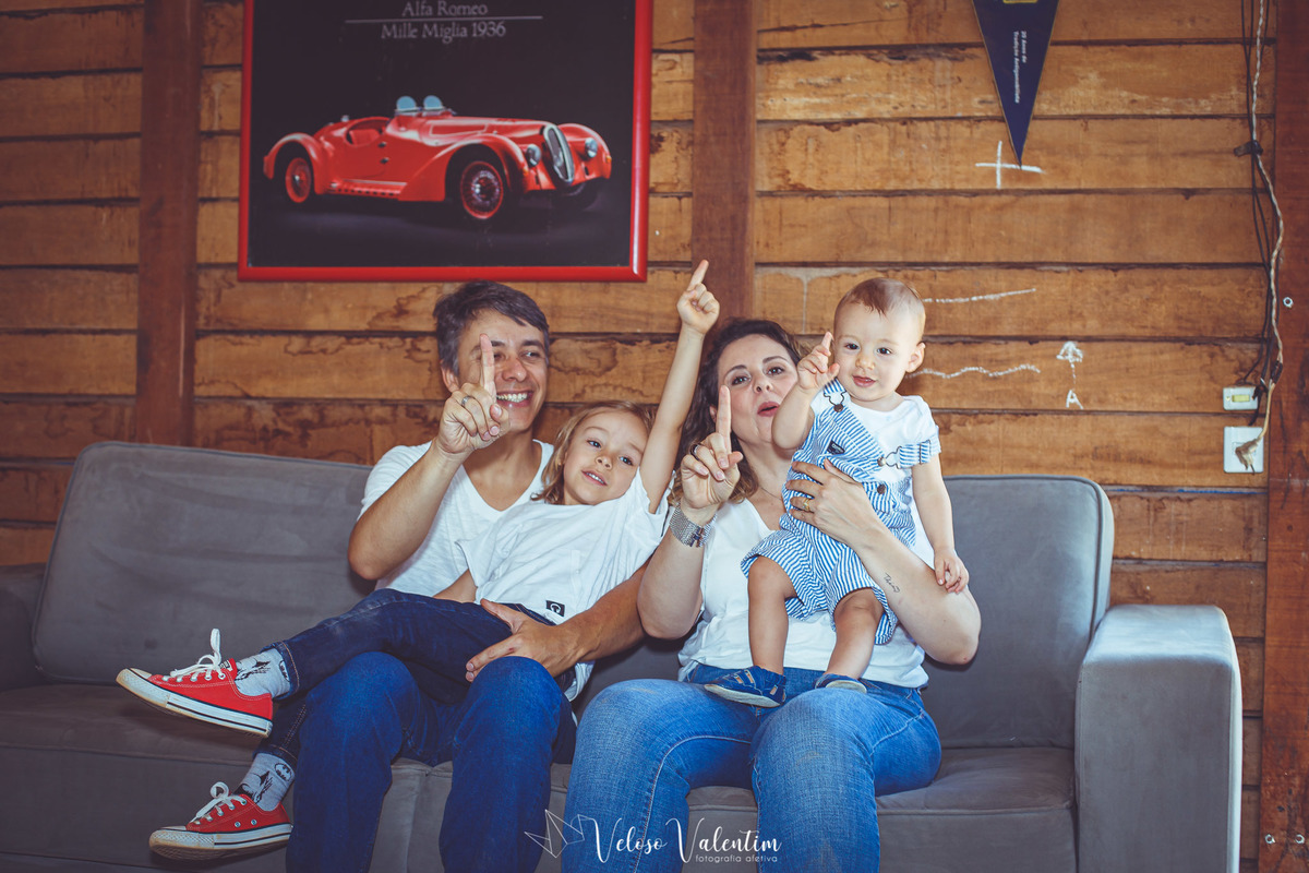 família fazendo 1 aninho com o dedo