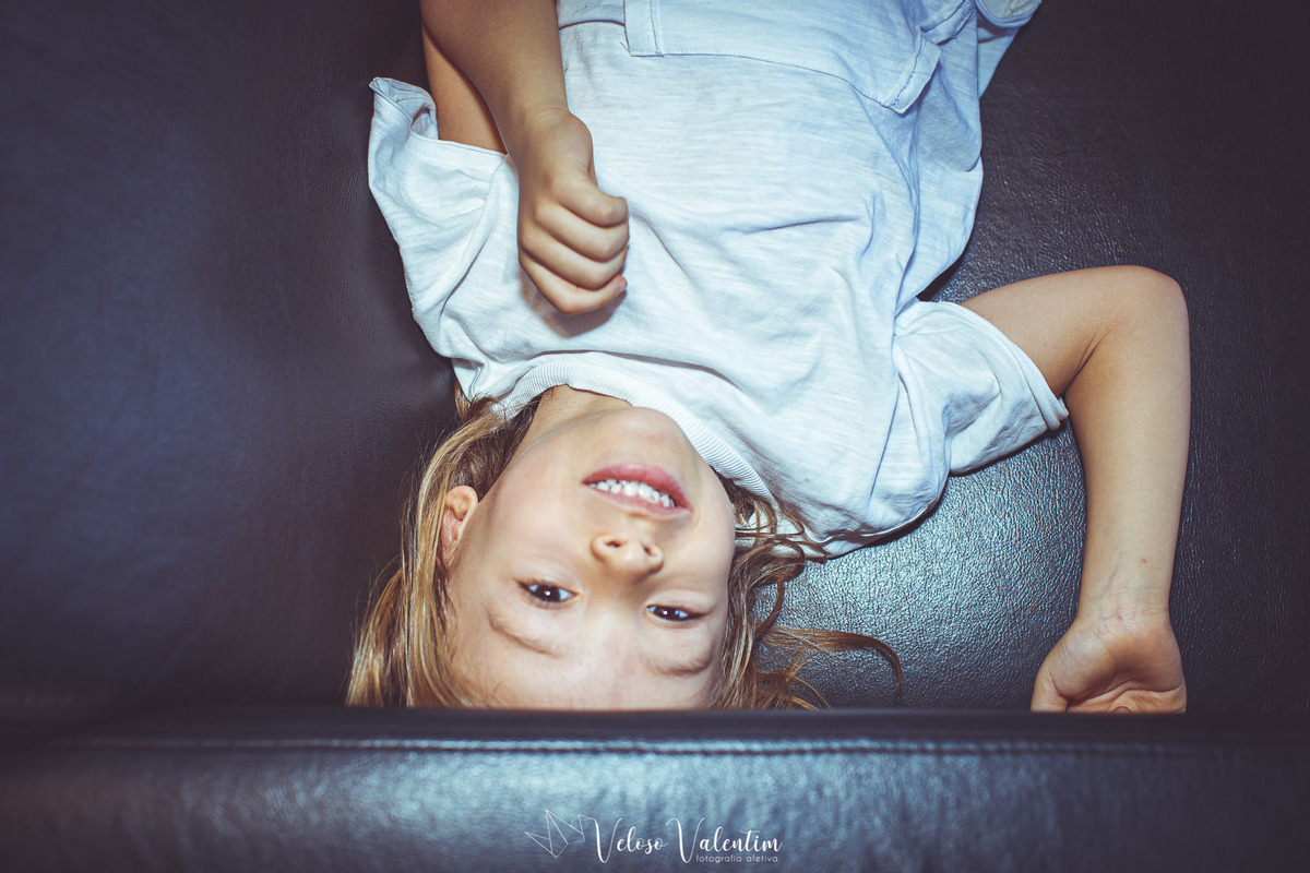 menino deitado no sofá