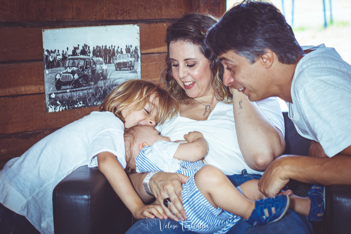 família olhando o bebê