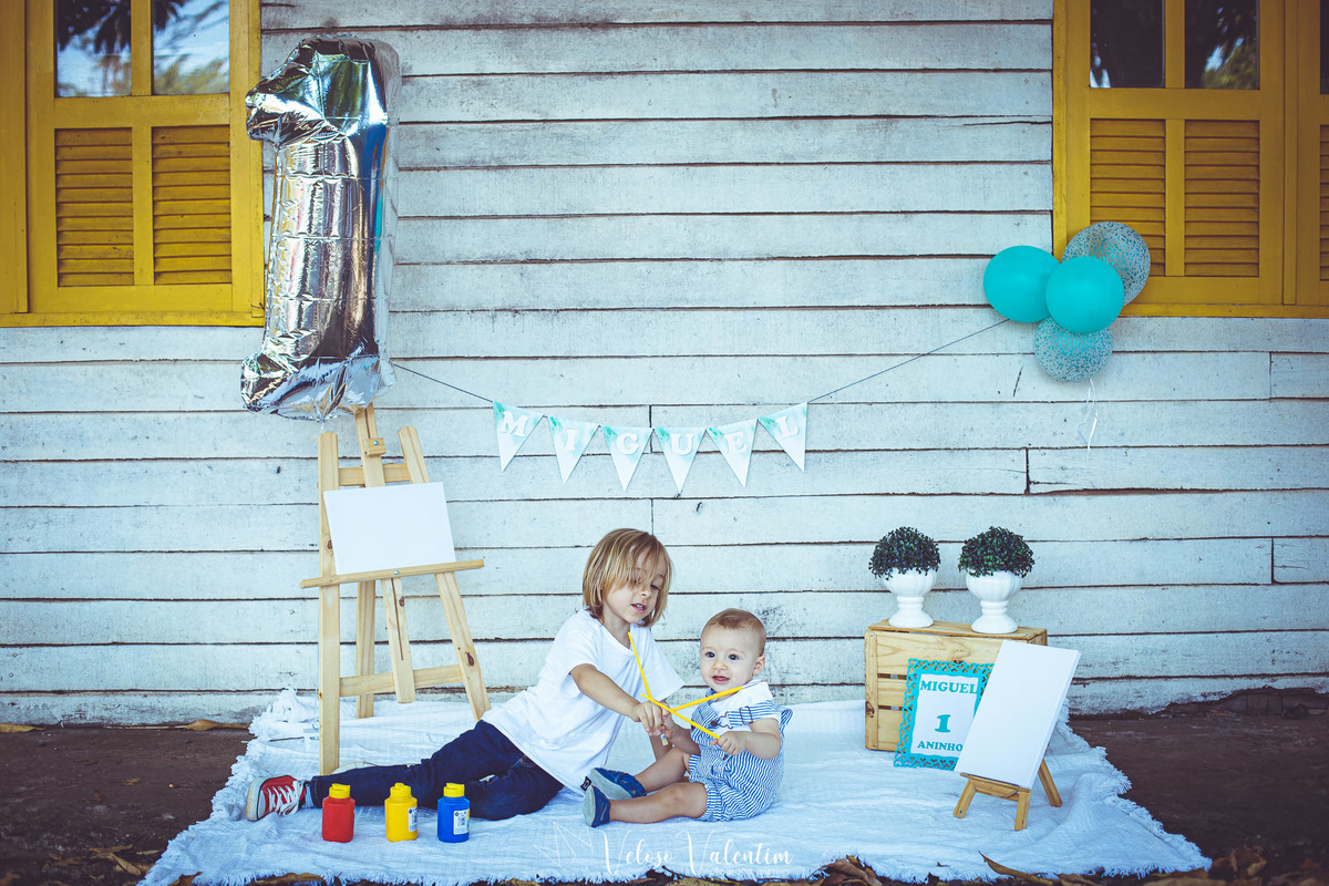 irmãos em cenário de fotos