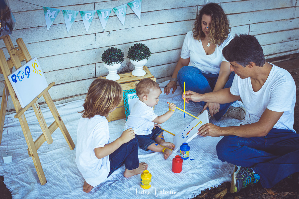 família brincando com tinta